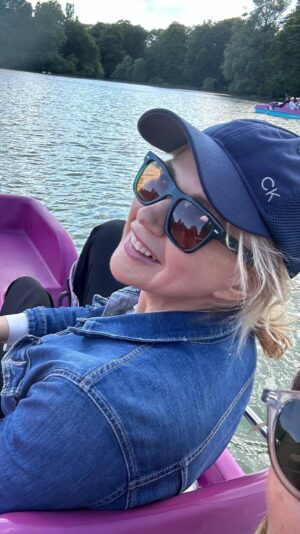 Veronica Ferres Instagram - Wer dich wirklich in seinem Leben haben will, wird es dir zeigen.

Und diese Menschen werden durch ihre Taten sprechen. 

Denn es sind die kleinen Gesten, die den Unterschied ausmachen. Ob es das Zuhören bei Problemen, das Feiern von Erfolgen oder das einfache Dasein in schweren Zeiten ist – wahre Zuneigung zeigt sich in der Konsistenz und Beständigkeit der Handlungen.

Im Gegensatz dazu wird jemand, der kein echtes Interesse hat, Ausreden finden. Sie werden immer eine Entschuldigung parat haben, warum sie keine Zeit haben, warum sie nicht erreichbar sind oder warum sie ihre Versprechen nicht einhalten können. 

Und diese Menschen brauchen wir nicht in unserem Leben. 

#beziehungen