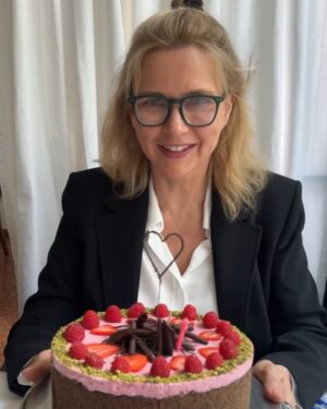 Veronica Ferres Instagram - Danke an alle, die gestern an mich gedacht und mir zu meinem Geburtstag gratuliert haben. Habe mich sehr darüber gefreut! 💐💕

#thankful