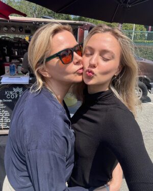 Veronica Ferres Instagram - Happy Birthday mein Lieblingsmensch!❤️

Heute denke ich daran, wie du zur Welt gekommen bist. 23 Jahre sind seitdem vergangen. Und aus unserem kleinen Mädchen ist eine starke, eigenständige und erfolgreiche junge Frau geworden. 

Zu sehen, wie du deine Träume wahr werden lässt und so hart wie kaum jemand arbeitest, macht mich unglaublich stolz. 

Du bist ein wundervoller Mensch und ich kann es kaum erwarten, all die großartigen Dinge zu sehen, die du in Zukunft erreichen wirst.

Mögen all deine Träume wahr werden und du immer glücklich sein! ❤️

#happybirthday #mylove #proudmama