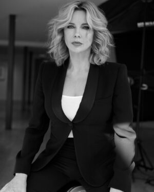 Veronica Ferres Instagram - Stimmt die Leistung, kommst Du weiter. Egal, ob Mann oder Frau.

So sollte es zumindest sein. „Es ist nach wie vor so, dass wir Frauen sehr viel mehr
leisten müssen - eine Ungerechtigkeit, die in keinem Verhältnis steht.“ 

Ihr seid stark genug, die Steine, die euch in den Weg gelegt wurden, zu überwinden.

📸 @manfredbaumann 

#womenempowerment