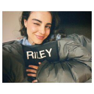 Veronica St. Clair Instagram - Bye, Australia. 

The last 8 months have been largely muddy and certainly cold. 
I am forever changed by this show and am so deeply grateful for all the friends made along the way. 

Endings are yucky, but that’s the nature of making tv—it’s ephemeral. 
That’s where the magic is anyway

🫀🫁✨🌱🪁