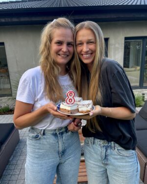 Veronika Kašáková Instagram - Tak dnes je to přesně 8let, kdy jsem založila Nadační fond VK @nf_veronikykasakove a fíha někdy to byla pěkná fuška, ale nikdy mě nic nenaplňovalo víc a já doufám, že je to vidět. 

Dala jsem si slib, že nejdřív pomůžu sobě než budu chtít nabízet pomoc dál a to jsem ještě nevěděla, jak moc je to důležitá věc v životě, možná ta nejdůležitější. Veškerá podpora všech lidí kolem mě, mě nejen ohromně těší, ale také díky tomu získávám čím dál tím větší zodpovědnost ke každému mému kroku, který udělám. Supervize je nedílnou součástí mého života. 

Opírám se o heslo Děti z dětského domova ztrácí domov dvakrát - poprvé, když jsou odebrány biologické rodině a podruhé, když vychází z dětského domova do reálného světa. A je pro mě těžká představa, že se nemají kam vrátit, uchýlit do bezpečí, s kým se poradit, na koho se obrátit.

Jsem tu z pozice dítěte z děcáku, ale dnes také z pozice matky, která je možná raději, že děti z dětských domovů netuší o co přicházejí, díky tomu jim ale také rostou dovednosti a nástroje k přežití a jejich houževnatostí jednou i válku zastaví. Pyšná jsem neuvěřitelně.

Děkuji moji @evajuscakova bez které by NFVK nebyl tím kým je a že umí to, co já neumím. A především za její přátelství ❤️.

#zivot #nfvk