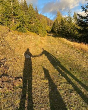 Veronika Khek Kubařová Instagram - ŠŤASTNÝ NOVÝ KROK• ať se svých stínů nebojíme, ať o nich víme• ať jsme laskaví k sobě i druhým• ať věříme tomu co vidíme kolem, ne tomu podávanému mobilem• ať toho dobrého vlka v sobě krmíme• ať cítíme• ať sníme• ať víme, že dokud srdce bije, člověk žije🌳 

#pf2024