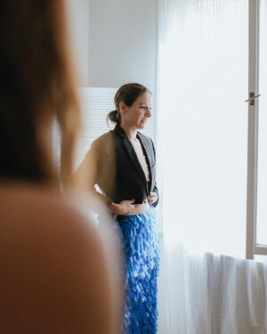 Veronika Khek Kubařová Instagram - VELKÁ MOŘSKÁ• tak jsme si zase s @petrawagner.cz zatvořily• teda takhle-já měla žádost o šaty z recyklovaného materiálu na předávání cen E.ON Energy Globe• třeba z PET lahví, smála jsem se• jenže to by nebyla Peťa, aby mi při další návštěvě neukázala toto• pustila se do téhle neuvěřitelné makačky• kolik lahví použila a kolik hodil šila se dozvíte u @petrawagner.cz na profilu•
Peťuš, ze srdce děkuju💙

Fota 5,6,7 @katerinamoravcova.fotografka 

#petrawagner
#satyzezbyzku
#sakozesekace
#ekofestival
#velkámořskávíla