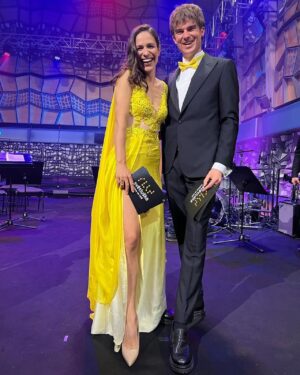 Veronika Khek Kubařová Instagram - SVĚTLUŠKA• slavila včera 20.výročí• byli jsme s @kovy_gameballcz u toho a byla to zase jízda a to neuvěřitelná, protože jsme v přímém přenosu přebíhali po budově Českého rozhlasu• děkuju za tak krásný večer, ve kterém se propojuje svět zrakově handikepovaných a těch, kteří vidí• včera jsme poznali tolik neuvěřitelných osudů a to včetně dětí, nebo nevidomých rodičů• byla to zase připomínka toho, kolik člověk řeší malicherností a co je skutečně důležité• děkuju všem, kteří přispěli! • víme, jaká je složitá doba• nedávno proběhla velká sbírka pro Martínka a stejně se našlo tolik dobrých lidí• DĚKUJEME!!!

Děkuju Ti Kájo, jsi můj strážný moderátorský anděl💛
Děkuju @klaraklempirova za péči (nejen) o šaty od skvělé @terezasabackova !

@svetluska_nadacnifond 
#vazmesikazdeminutyzivota
