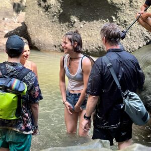Veronika Khek Kubařová Instagram - Na natáčení filmu Poklad. Pokladfilm 2024 vůbec nechápu, že se nám to podařilo přežít, ale stalo se to a my dokončili stříhání a teď se budeme věnovat hudbě, grafice, barvení. Je to stejné, jako když se dívka chystá do společnosti. Musí vypadat skvěle. Tedy,  i muž samozřejmě ;) #pokladfilm