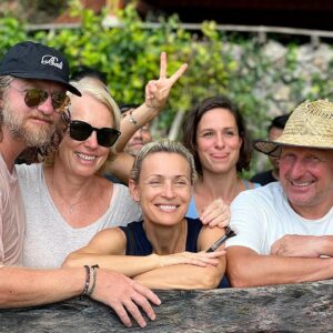 Veronika Khek Kubařová Instagram - Na natáčení filmu Poklad. Pokladfilm 2024 vůbec nechápu, že se nám to podařilo přežít, ale stalo se to a my dokončili stříhání a teď se budeme věnovat hudbě, grafice, barvení. Je to stejné, jako když se dívka chystá do společnosti. Musí vypadat skvěle. Tedy,  i muž samozřejmě ;) #pokladfilm