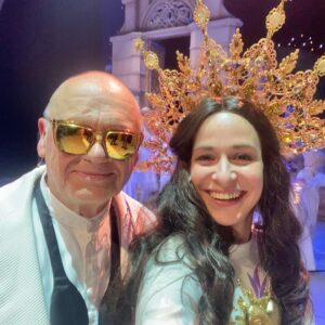 Veronika Khek Kubařová Instagram - ANDĚL PÁNĚ•
dnes předpremiéra v @hudebnidivadlokarlin•
Karlín pro mě byl už od dětství Mekka muzikálu• celé tohle zkoušení jsem nevěřícně koukala do té pozlacené nádhery s díky, že tu můžu být• a pak už se jen tetelila-když přišel orchestr a začal hrát ty geniální melodie od @brzobohatyondrejofficial a geniální, neuvěřitelní kolegové je začali zpívat•
je to BOŽÍ muzikál, nejen proto, že Boha hraje božský Jiří Korn, ale protože se sešla parta opravdu vyjímečně nadaných a milých lidí• je nám spolu hezky a věřím, že bude i vám, když dorazíte•

#děkuji
#laskavostproradost
#toliksikovnychlidi