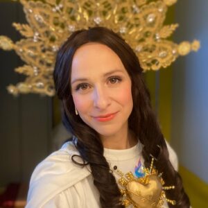 Veronika Khek Kubařová Instagram - ANDĚL PÁNĚ•
dnes předpremiéra v @hudebnidivadlokarlin•
Karlín pro mě byl už od dětství Mekka muzikálu• celé tohle zkoušení jsem nevěřícně koukala do té pozlacené nádhery s díky, že tu můžu být• a pak už se jen tetelila-když přišel orchestr a začal hrát ty geniální melodie od @brzobohatyondrejofficial a geniální, neuvěřitelní kolegové je začali zpívat•
je to BOŽÍ muzikál, nejen proto, že Boha hraje božský Jiří Korn, ale protože se sešla parta opravdu vyjímečně nadaných a milých lidí• je nám spolu hezky a věřím, že bude i vám, když dorazíte•

#děkuji
#laskavostproradost
#toliksikovnychlidi