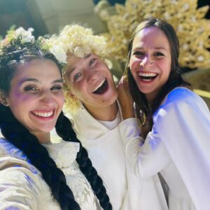 Veronika Khek Kubařová Instagram - ANDĚL PÁNĚ•
dnes předpremiéra v @hudebnidivadlokarlin•
Karlín pro mě byl už od dětství Mekka muzikálu• celé tohle zkoušení jsem nevěřícně koukala do té pozlacené nádhery s díky, že tu můžu být• a pak už se jen tetelila-když přišel orchestr a začal hrát ty geniální melodie od @brzobohatyondrejofficial a geniální, neuvěřitelní kolegové je začali zpívat•
je to BOŽÍ muzikál, nejen proto, že Boha hraje božský Jiří Korn, ale protože se sešla parta opravdu vyjímečně nadaných a milých lidí• je nám spolu hezky a věřím, že bude i vám, když dorazíte•

#děkuji
#laskavostproradost
#toliksikovnychlidi