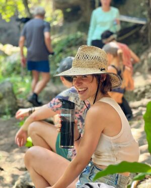 Veronika Khek Kubařová Instagram - POKLAD• skončila balijská část natáčení• jednoznačně můžu říct, že to bylo nejnáročnější, nejdobrodružnější a nejintenzivnější natáčení, jaké jsem zažila•  protože jsme točili na lodích, na vodě, ve vodě, pod vodou, v džungli, ve městě, v rýžových polích, v neskutečných vedrech, mokří, unavení, přehřátí, upocení• ale zároveň jsme si myslím všichni celou dobu uvědomovali, že je to jako sen• že to je vyjímečný a chceme odvést maximálně dobrou práci, aby se to vám-divákům líbilo• @rudolf_havlik a @erben.petr se podařilo poskládat skvělou partu lidí, díky kterým nám v tom odloučení od domovů bylo hezky• děkuju ještě jednou divadlům a alternacím, že mi tenhle zážitek umožnili a už se těším, až vás budu moct pozvat do kina🌴🤿🌊

#pokladfilm
#nezapomenutelný