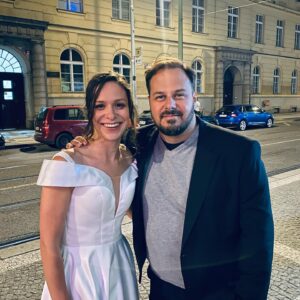 Veronika Khek Kubařová Instagram - ČERNÝ STÍNY• děkuju @xindlxofficial , že si nás s @rumlmatous přizval k tomuhle klipu, k téhle křehké písni🤍
Chcete-li, koukněte na youtube. (Nebo odkaz v biu)

@petrlexa 
@venetia.garai 
@michaela_k_mua 
katy_lendon