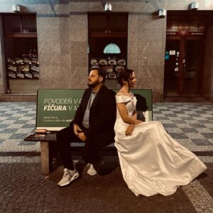 Veronika Khek Kubařová Instagram - ČERNÝ STÍNY• děkuju @xindlxofficial , že si nás s @rumlmatous přizval k tomuhle klipu, k téhle křehké písni🤍
Chcete-li, koukněte na youtube. (Nebo odkaz v biu)

@petrlexa 
@venetia.garai 
@michaela_k_mua 
katy_lendon