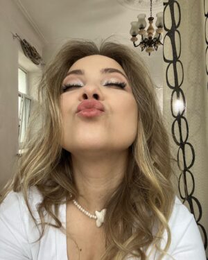 Veronika Kovalenko Instagram - весною вибачу тебе за зиму 💔

дякую вам це приголомшливий фідбек і за всі ваші листи в дірект. всі ви - неймовірні. 

не слухайте, що говорять у вас за спиною (мужики,як виявилося, ще ті пліткарі). знайте свою правду і не втратьте себе через якогось бабія. люблю ❤️