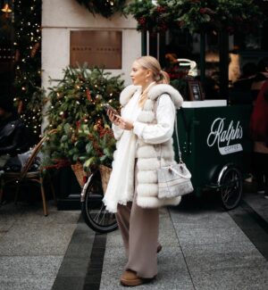Veronika Lukianenko Instagram - З Різдвом✨ Happy Christmas❤️🎄
photographer:  @christinad_ph