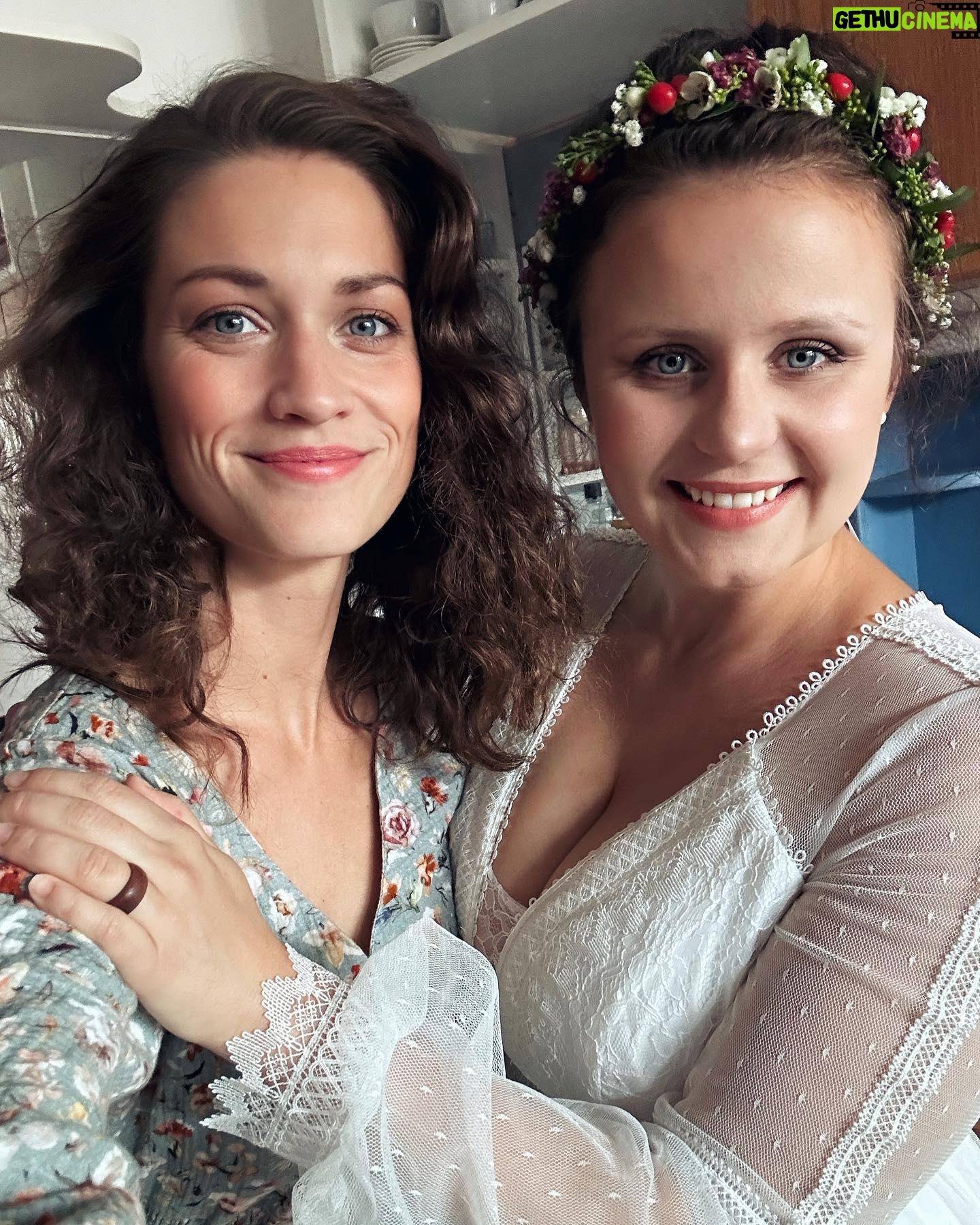 Veronika Macková - 2.2K Likes - Tak jsme to spolu @karolina_vyhlidal_hyskova dotáhly na porcelánovou svatbu 💕 20 let kámo(š)!
Děkuji za ně ❤️