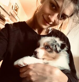 Veronika Macková Instagram - Moje bébé už pět let rozdává radost. Navždy pozitivní Joey Carhartt Tribbiani 🤍🧡🖤

#sentiment