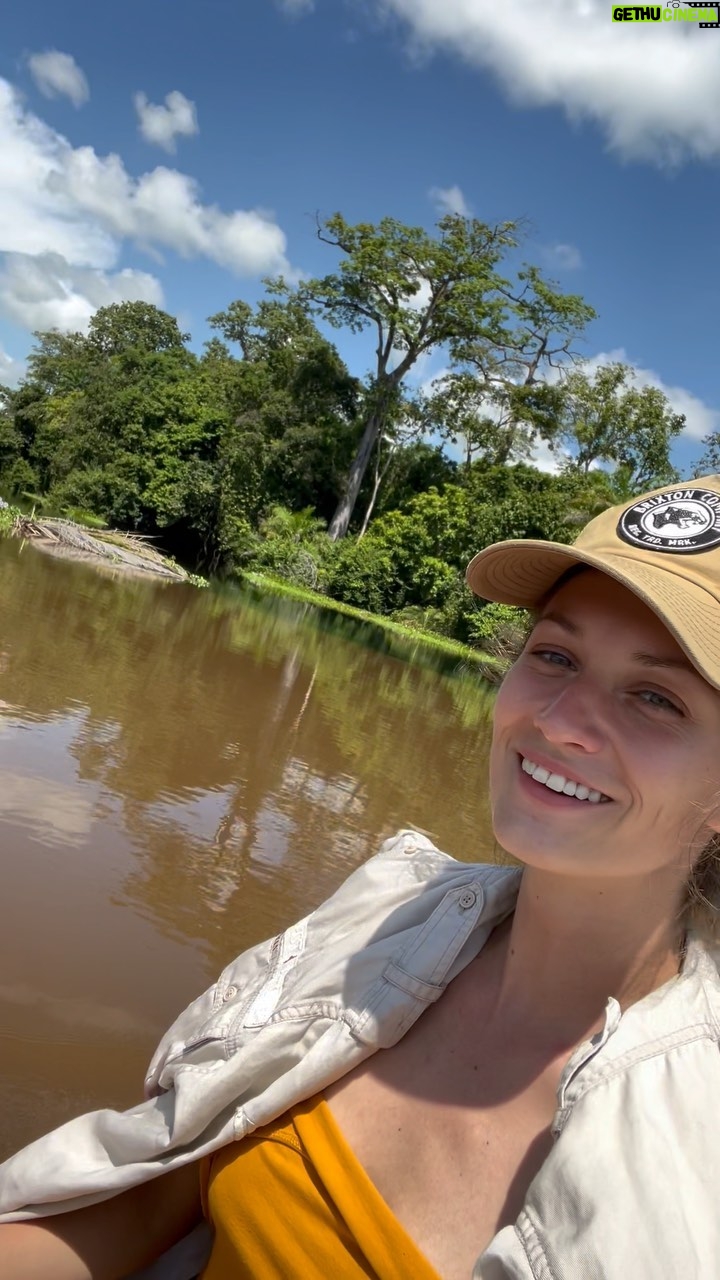 Veronika Macková - 2.8K Likes - Cesta do afrického Konga byla nádherná, leč náročná. Fyzicky i psychicky.
Během ní jsem si znovu potvrdila, jak je důležité neustále komunikovat témata, která se dotýkají nás všech globálně. Těžba kovů, kácení lesů, obchod se zvířaty, palmový olej, ničení vzácné biodiverzity, overpopulation…
🤍Protože o tak krásnou a křehkou přírodu nemůžeme přijít.
Obdivuji všechny ochránce přírody, kteří svou vytrvalostí a zápalem vytváří lepší zítřky.🍀🤍
V nelehkých situacích úsměv léčí. A tak při pohledu na krátký sestřih z naší mise s Arthurem ze @saveelephantscz mám chuť se zas vrátit.