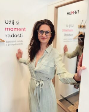 Veronika Macková Instagram - S @moment_nadacni_second_handy spolupracuji už několik let a jsem nadšená, kam až jsme se od té doby posunuli. 😍
Nejen, že jsem se stala jejich ambasadorkou, ale taky se nám podařilo spojit síly s @tvnovaofficial . 🙏
 Síť prospěšných secondhandů obléká mou postavu v seriálu @uliceserial . 💃🏼
🍀Výtěžek z prodaných kusů navíc podporuje organizace, se kterými také dlouhodobě spolupracuji: @saveelephantscz , @ccbc.cz 🐘🦍

💕Dělá mi radost, když se snoubí práce, nadšení, udržitelnost, ochrana přírody ..a to všechno se děje taky díky vám-dárcům. 
🙏Tak všem velké díky ❤️
