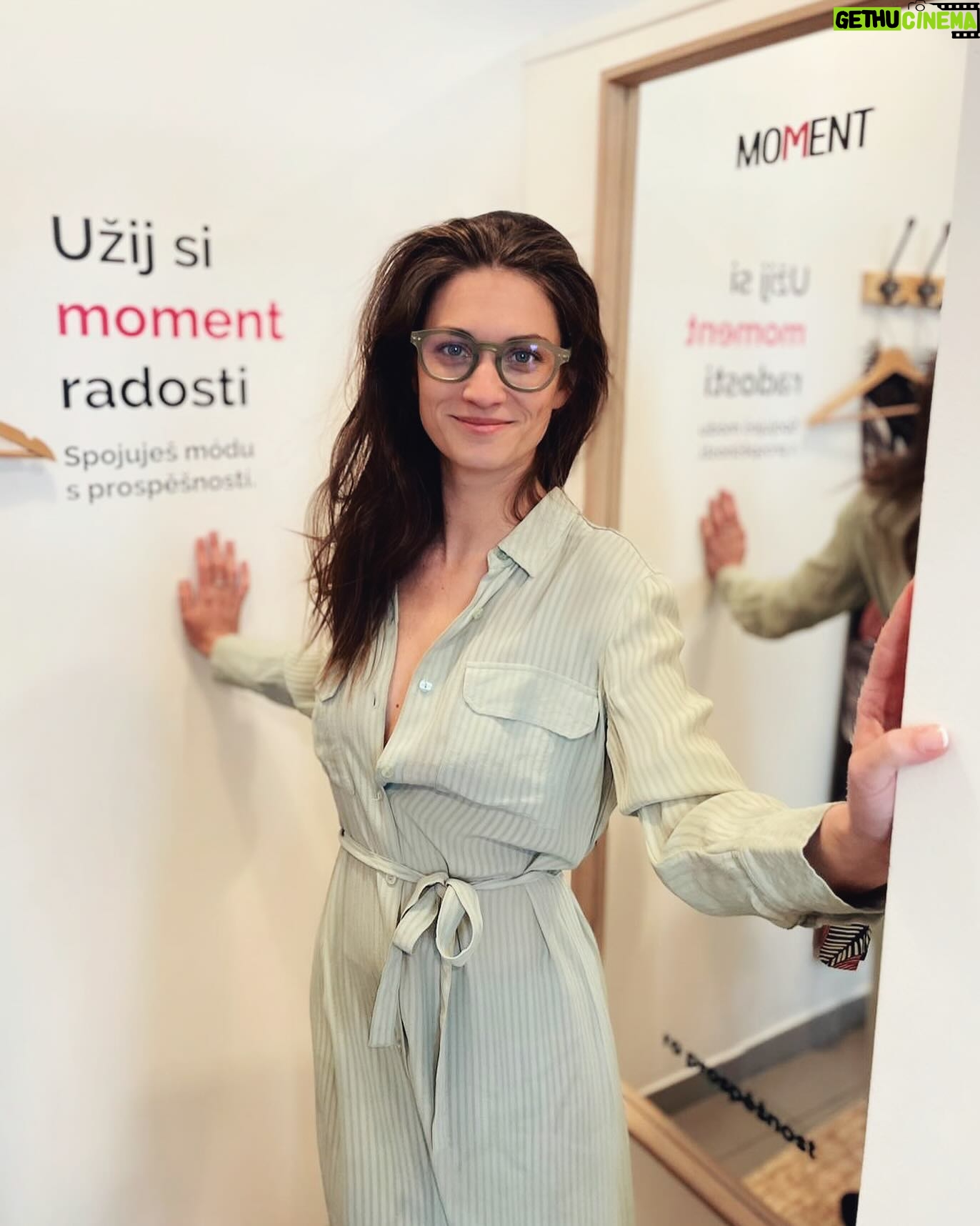 Veronika Macková - 2.1K Likes - S @moment_nadacni_second_handy spolupracuji už několik let a jsem nadšená, kam až jsme se od té doby posunuli. 😍
Nejen, že jsem se stala jejich ambasadorkou, ale taky se nám podařilo spojit síly s @tvnovaofficial . 🙏
Síť prospěšných secondhandů obléká mou postavu v seriálu @uliceserial . 💃🏼
🍀Výtěžek z prodaných kusů navíc podporuje organizace, se kterými také dlouhodobě spolupracuji: @saveelephantscz , @ccbc.cz 🐘🦍
💕Dělá mi radost, když se snoubí práce, nadšení, udržitelnost, ochrana přírody ..a to všechno se děje taky díky vám-dárcům.
🙏Tak všem velké díky ❤️