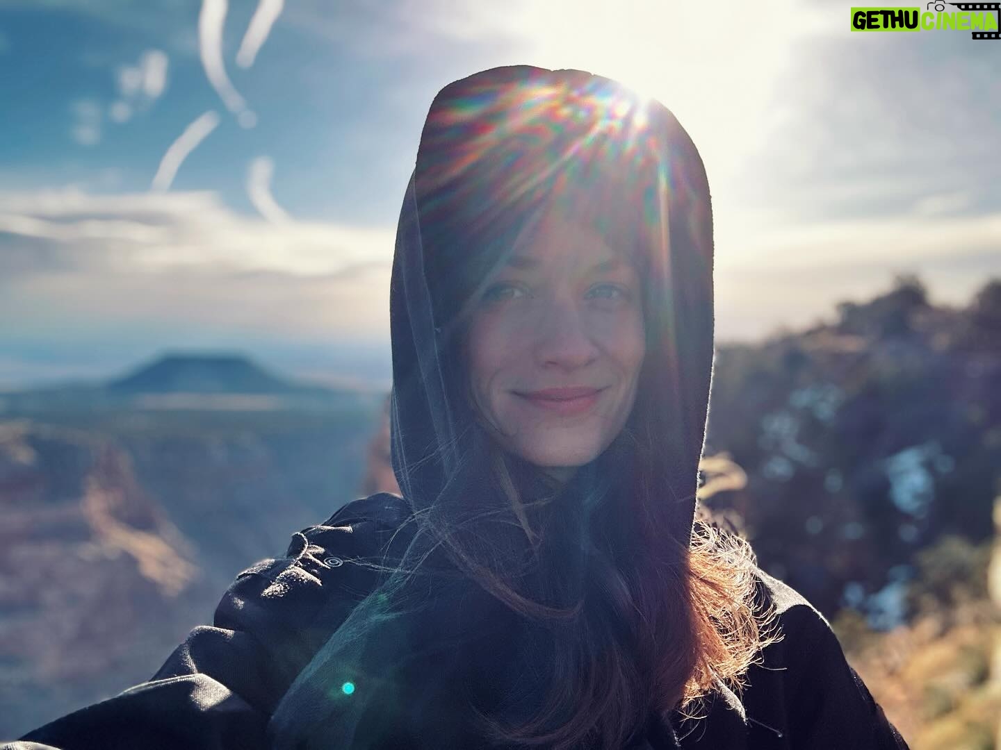 Veronika Macková - 11.8K Likes - Těhotenství.
Další téma, ke kterému mám potřebu se vyjádřit, protože se nám tady rozmohl takový nešvar, 🧐
ať už ze strany okolí, tak ze strany netaktních bulvárů. 🤔
Ať už je žena po 30 nebo čerstvě vdaná, po porodu dítěte, nebo cokoliv si dosaďte.. bývá ve velkém atakována otázkou : a kdy už budeš mít dítě?
Ať už je otázka položena s dobrým úmyslem, opovržením, nebo proto, že to small talk nabízí, apod…myslím, že se neseknu, když se vyjádřím za mnoho žen:
🙏prosím, než položíme tak intimní a choulostivou otázku ohledně těhotenství, zamysleme se nejdřív nad tím, že se jedná o opravdu osobní záležitost, která může být pro mnohé velmi citlivá a taky nám třeba do ní nic není.
Některé ženy se snaží otěhotnět i několik let, nejde jim to, a poslední co chtějí neustále slyšet je, jestli už jsou v tom. Některé ženy se rozhodly dítě nemít a poslední, co chtějí od okolí slyšet je odsuzovačný tón. Některé ženy se ještě nerozhodly mít děti. Některé by dítě chtěly, jen bohužel nemají s kým. Některé si prošly traumatem spojeným s těhotenstvím a neví jak dál…
🙏Myslím, že toto téma by si také zasloužilo více empatie. Věřím, že ať už se každá žena rozhodne jakkoliv, je na ní, kdy se bude chtít o svou novinu nebo své rozhodnutí podělit.
☮️❤️
#akdybudemimi #uzjenacase #mojevec #chtitdetijevpohode #nechtitdetitaky #meneotazek #menesoudu #tehotna #akdojeotec #bulvarebezsevycpat #mujkousekstesti #matkaminematkamposilamlasku💕