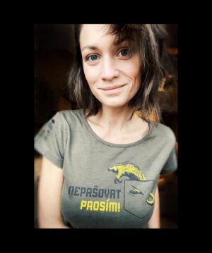 Veronika Macková Instagram - 🤍díky za triko @kukang_program @jdetozachranit 

❣️NEPAŠOVAT PROSÍM!
🖤Luskouni jsou nejvíce ilegálně pašovanými chráněnými savci na světě kvůli jejich masu a šupinám.
⚫️Jen v roce 2018 bylo zabaveno tolik produktů z luskounů, že to dohromady dá 140 000 jedinců. V roce 2007 to bylo přitom pouze necelých 5000 jedinců!

⚫️Lovec dostane za kilogram šupin 4-9 dolarů, za živého luskouna 5-14 dolarů, překupník dostane za kilogram přibližně 40 dolarů a finální prodejce i 135 dolarů za 10 šupin!

❓Že se nás wildlife crime netýká❓
⚫️I do ČR se pašují např. sloní kly, obchodují nosorožčí rohy, tygři, apod. 
⚫️Česká republika je bohužel z pohledu pašeráctví mimo jiné tranzitní zemí.
⚫️Dokonce jsou lidé v Čechách najímáni, aby dovezli nelegální ,,zásilku” z ciziny k nám?! 
⚫️Bohužel nám v ČR chybí více útvarů na environmentální kriminalitu.
🔴Interpol přitom odhaduje pro rok 2016 celosvětový obrat z wildlife crime na 230 mld dolarů. Nelegální obchod s drogami je na ,,pouhých” 220 miliardách dolarů.‼️
❗️Úroveň trestů za tyto nelegální činnosti však není srovnatelná.

Děkuji @ondra_pec