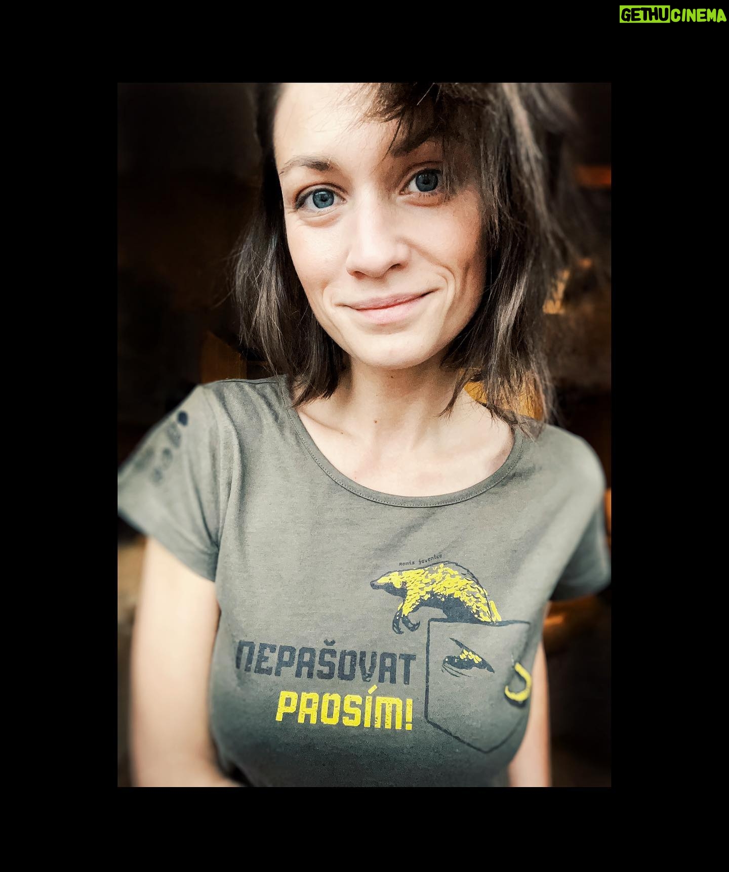 Veronika Macková - 4.1K Likes - 🤍díky za triko @kukang_program @jdetozachranit
❣️NEPAŠOVAT PROSÍM!
🖤Luskouni jsou nejvíce ilegálně pašovanými chráněnými savci na světě kvůli jejich masu a šupinám.
⚫️Jen v roce 2018 bylo zabaveno tolik produktů z luskounů, že to dohromady dá 140 000 jedinců. V roce 2007 to bylo přitom pouze necelých 5000 jedinců!
⚫️Lovec dostane za kilogram šupin 4-9 dolarů, za živého luskouna 5-14 dolarů, překupník dostane za kilogram přibližně 40 dolarů a finální prodejce i 135 dolarů za 10 šupin!
❓Že se nás wildlife crime netýká❓
⚫️I do ČR se pašují např. sloní kly, obchodují nosorožčí rohy, tygři, apod.
⚫️Česká republika je bohužel z pohledu pašeráctví mimo jiné tranzitní zemí.
⚫️Dokonce jsou lidé v Čechách najímáni, aby dovezli nelegální ,,zásilku” z ciziny k nám?!
⚫️Bohužel nám v ČR chybí více útvarů na environmentální kriminalitu.
🔴Interpol přitom odhaduje pro rok 2016 celosvětový obrat z wildlife crime na 230 mld dolarů. Nelegální obchod s drogami je na ,,pouhých” 220 miliardách dolarů.‼️
❗️Úroveň trestů za tyto nelegální činnosti však není srovnatelná.
Děkuji @ondra_pec