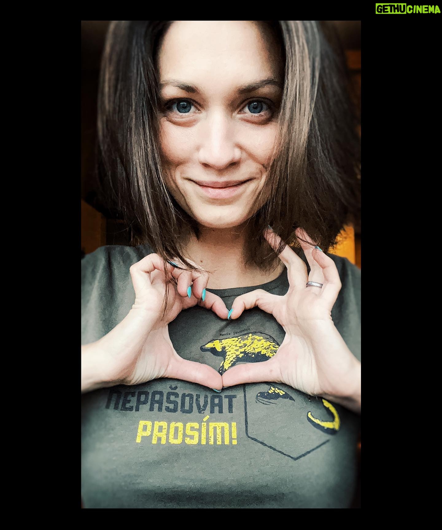 Veronika Macková - 4.1K Likes - 🤍díky za triko @kukang_program @jdetozachranit
❣️NEPAŠOVAT PROSÍM!
🖤Luskouni jsou nejvíce ilegálně pašovanými chráněnými savci na světě kvůli jejich masu a šupinám.
⚫️Jen v roce 2018 bylo zabaveno tolik produktů z luskounů, že to dohromady dá 140 000 jedinců. V roce 2007 to bylo přitom pouze necelých 5000 jedinců!
⚫️Lovec dostane za kilogram šupin 4-9 dolarů, za živého luskouna 5-14 dolarů, překupník dostane za kilogram přibližně 40 dolarů a finální prodejce i 135 dolarů za 10 šupin!
❓Že se nás wildlife crime netýká❓
⚫️I do ČR se pašují např. sloní kly, obchodují nosorožčí rohy, tygři, apod.
⚫️Česká republika je bohužel z pohledu pašeráctví mimo jiné tranzitní zemí.
⚫️Dokonce jsou lidé v Čechách najímáni, aby dovezli nelegální ,,zásilku” z ciziny k nám?!
⚫️Bohužel nám v ČR chybí více útvarů na environmentální kriminalitu.
🔴Interpol přitom odhaduje pro rok 2016 celosvětový obrat z wildlife crime na 230 mld dolarů. Nelegální obchod s drogami je na ,,pouhých” 220 miliardách dolarů.‼️
❗️Úroveň trestů za tyto nelegální činnosti však není srovnatelná.
Děkuji @ondra_pec