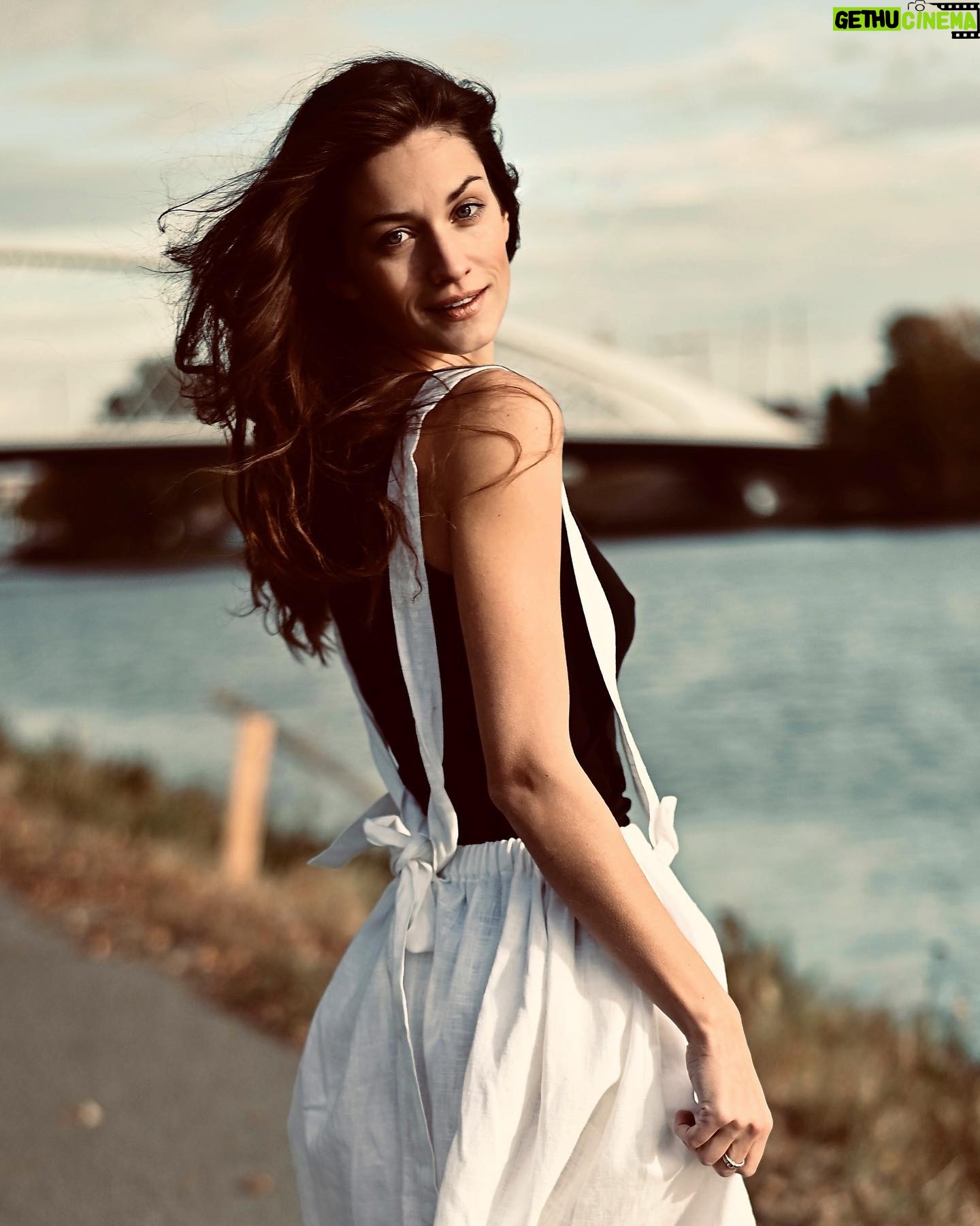 Veronika Macková - 3.7K Likes - Recyklace vzpomínek.
Projíždím bambilion fotek v telefonu..a tahle mi připomněla, jak hezkej to byl den s @cermakhynek @hedus_cermak ❤️.
A těch pár vybraných fotek, který mi jsou schopný plně navodit atmosféru příjemnýho období si vytisknu, ať mi zůstane něco hmatatelnýho, kdyby se mi náhodou na tom virtuálním obláčku zachycování reality vytratilo navždy. A že těch pár fotek stačí. Není třeba fotit ve velkým vše a pořád, aby nám ta jedinečná přítomnost neutekla:)💕🙏
#jednafotkamluvizasto
#pritomnyokamzik