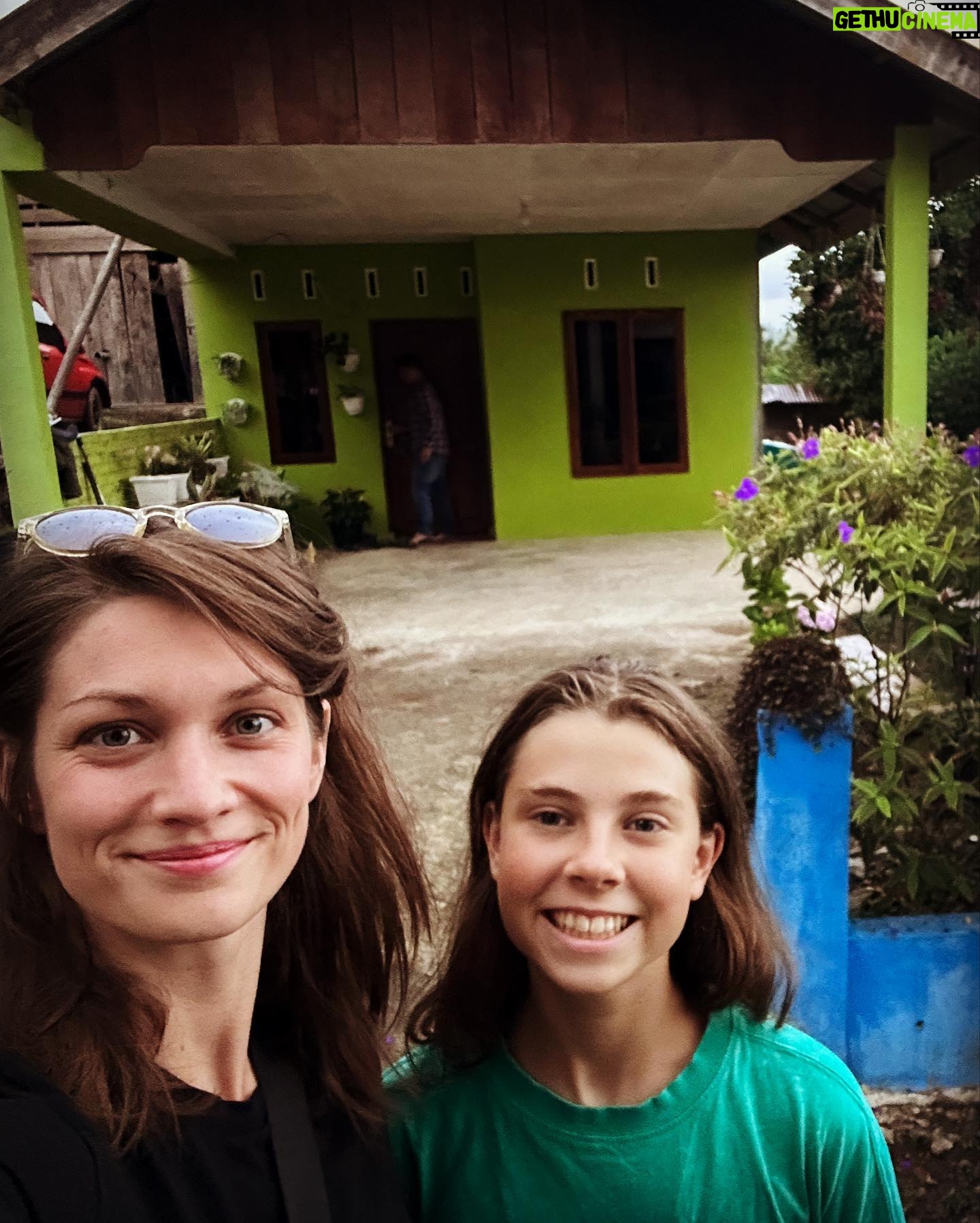 Veronika Macková - 1.8K Likes - 🧳Cesta za Záchranným programem
👉 @kukang_program
a jeho projektem
👉 @kukang_coffee proběhla společně s báječnou a šikovnou @vikimixprague 🤗.
🌳Po x hodinách divoké cesty jsme se dostaly do malé vesnice, která se zdá být snad na konci světa. A tam žijí oni. Outloni💕
❗️Pro svoji roztomilost, která se rozprskla po internetu, se stali terčem černého obchodu. Počty outloňů začaly rapidně klesat kvůli lidské potřebě mít se vším fotku nebo si vše ochočit❗️
🙏A proto vznikl program @kukang_program , aby ti drobečci nezmizeli ze světa.
🙏A skutečně.. během mé noční návštěvy lesa jsem jich zahlédla hned několik. 🤗
10 let úsilí @frantisek.pribrsky , @lcizmarova_conservationstories a dalších .. přináší výsledky. Díky zaměstnávání bývalých pytláků, kteří se stali rangery a ochránci, díky vzdělávání místních a spolupráci farmářů s ochranáři se daří chránit nejen outloně, ale také luskony a další.. 👏🏻
❤️A taky jako ambasadorka projektu @kukang_coffee hlásím, že jsem byla na místě odkud káva, která chrání přírodu, pochází a tím pro mne získala ještě lepší šmak 🤗💕
P.S. Poslední fotka ukazuje, že má @cermakhynek své fanoušky i v Indonésii 🤣