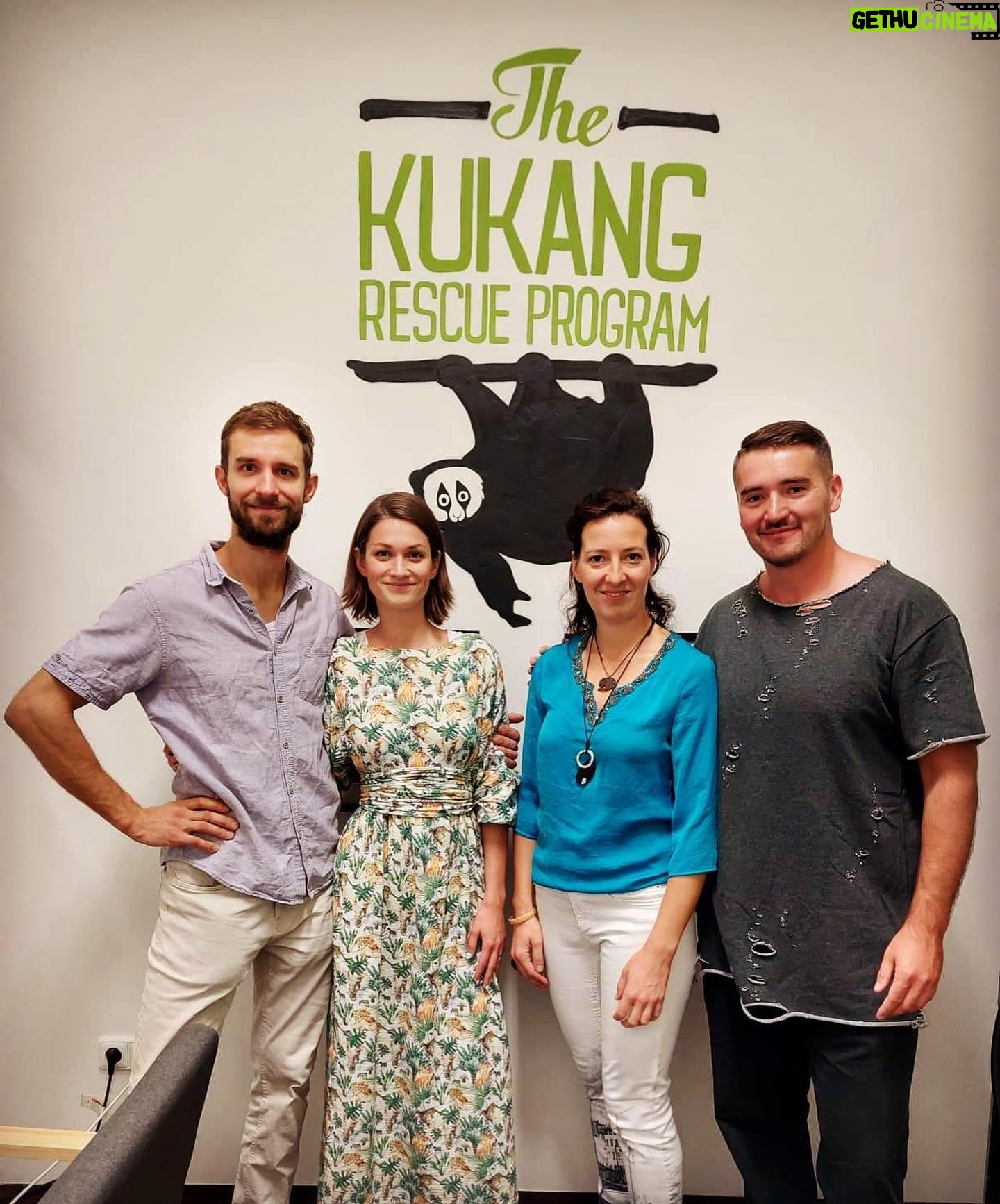 Veronika Macková - 1.8K Likes - 🧳Cesta za Záchranným programem
👉 @kukang_program
a jeho projektem
👉 @kukang_coffee proběhla společně s báječnou a šikovnou @vikimixprague 🤗.
🌳Po x hodinách divoké cesty jsme se dostaly do malé vesnice, která se zdá být snad na konci světa. A tam žijí oni. Outloni💕
❗️Pro svoji roztomilost, která se rozprskla po internetu, se stali terčem černého obchodu. Počty outloňů začaly rapidně klesat kvůli lidské potřebě mít se vším fotku nebo si vše ochočit❗️
🙏A proto vznikl program @kukang_program , aby ti drobečci nezmizeli ze světa.
🙏A skutečně.. během mé noční návštěvy lesa jsem jich zahlédla hned několik. 🤗
10 let úsilí @frantisek.pribrsky , @lcizmarova_conservationstories a dalších .. přináší výsledky. Díky zaměstnávání bývalých pytláků, kteří se stali rangery a ochránci, díky vzdělávání místních a spolupráci farmářů s ochranáři se daří chránit nejen outloně, ale také luskony a další.. 👏🏻
❤️A taky jako ambasadorka projektu @kukang_coffee hlásím, že jsem byla na místě odkud káva, která chrání přírodu, pochází a tím pro mne získala ještě lepší šmak 🤗💕
P.S. Poslední fotka ukazuje, že má @cermakhynek své fanoušky i v Indonésii 🤣