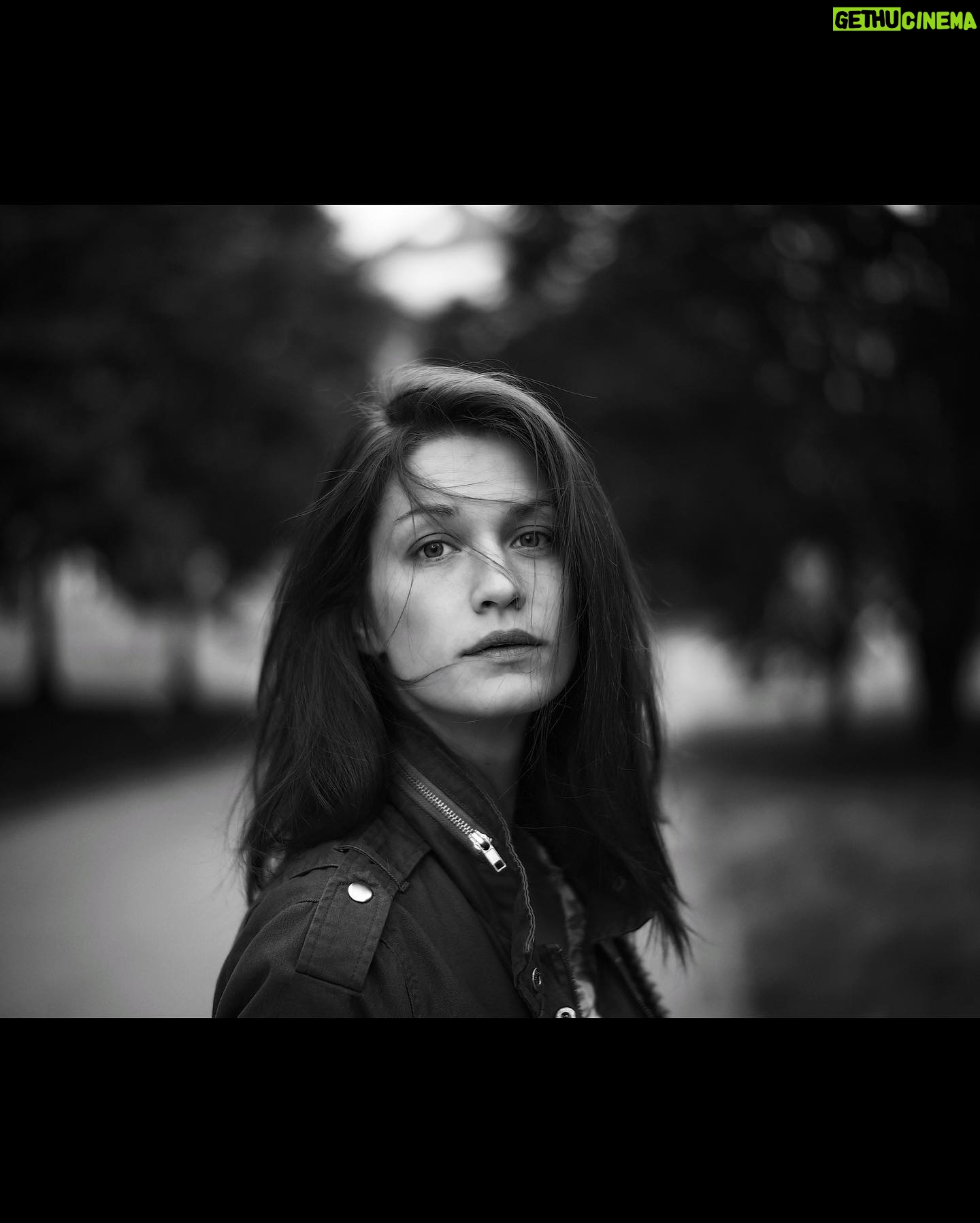 Veronika Macková - 5.4K Likes - Výhoda nelíčení je, že si libovolně mohu ťapat na obličej, mnout si oči a nevypadat pak jako Joker.