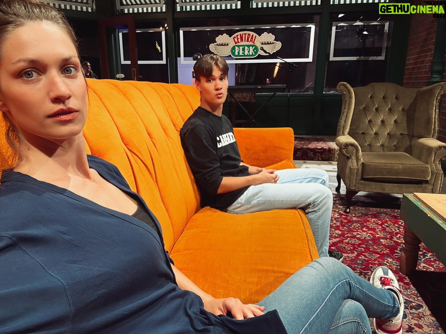 Veronika Macková - 4.2K Likes - Jelikož ještě není konec roku, dovolila jsem si na cestě, za zvuku chroptících hrochů, vyštrachat ještě pár z těch cest,
na kterých taky nesměj chybět správňáci❤️
#hlavnelegranda #cestapoznani #prosteproto