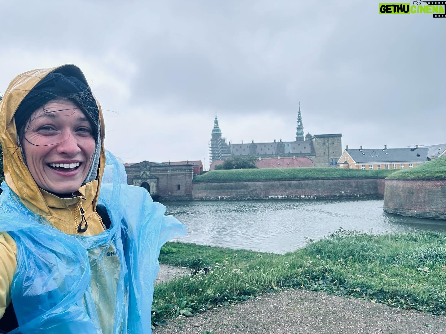 Veronika Macková - 4.2K Likes - Jelikož ještě není konec roku, dovolila jsem si na cestě, za zvuku chroptících hrochů, vyštrachat ještě pár z těch cest,
na kterých taky nesměj chybět správňáci❤️
#hlavnelegranda #cestapoznani #prosteproto