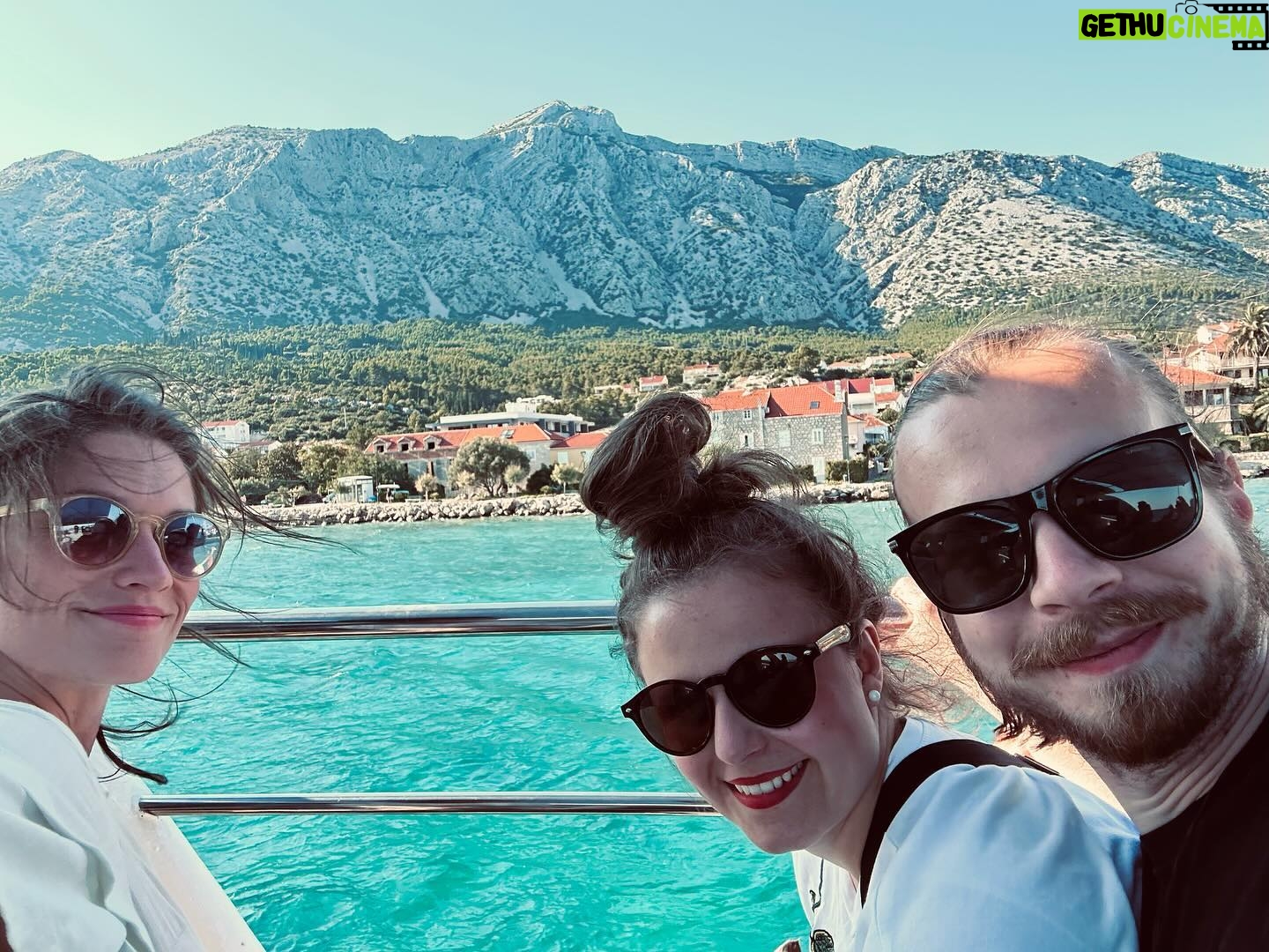 Veronika Macková - 4.2K Likes - Jelikož ještě není konec roku, dovolila jsem si na cestě, za zvuku chroptících hrochů, vyštrachat ještě pár z těch cest,
na kterých taky nesměj chybět správňáci❤️
#hlavnelegranda #cestapoznani #prosteproto