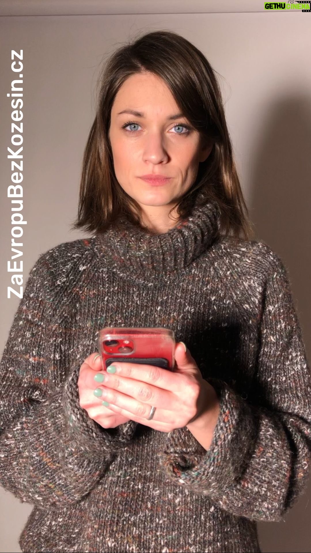 Veronika Macková - 4.2K Likes - „Nechápu, jak je v dnešní době možné, aby se krutost v podobě kožešinových farem dál páchala na zvířatech. Dovolíme, aby byla zvířata násilně oplodňována, plynována nebo zabíjena elektrickým proudem. Kdyby se to dělo našim domácím mazlíčkům, jistě by se nám to nelíbilo. Zvířata jsou živé bytosti a zaslouží si žít svobodný život. Ne smrt kvůli lidskému rozmaru,” říká herečka a ochránkyně zvířat @veronikacermakmackova 🐾🌍
Proto, prosím, PODEPIŠTE INICIATIVU 👉 www.ZaEvropuBezKozesin.cz (odkaz v bio).
Zabere to pár vteřin a zvířatům zachrání život. 🧡
#SvobodaZvirat #ZaEvropuBezKozesin #FurFreeEurope