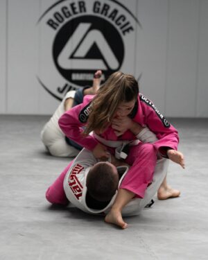 Veronika Zajícová Instagram - #jiujitsu 🥋
photo by @pavelmikeska 📸
•
•
•
•
#jiujitsu #whitebelt #training ##love #ofagym #bratislava #photo#rogergracieacademy