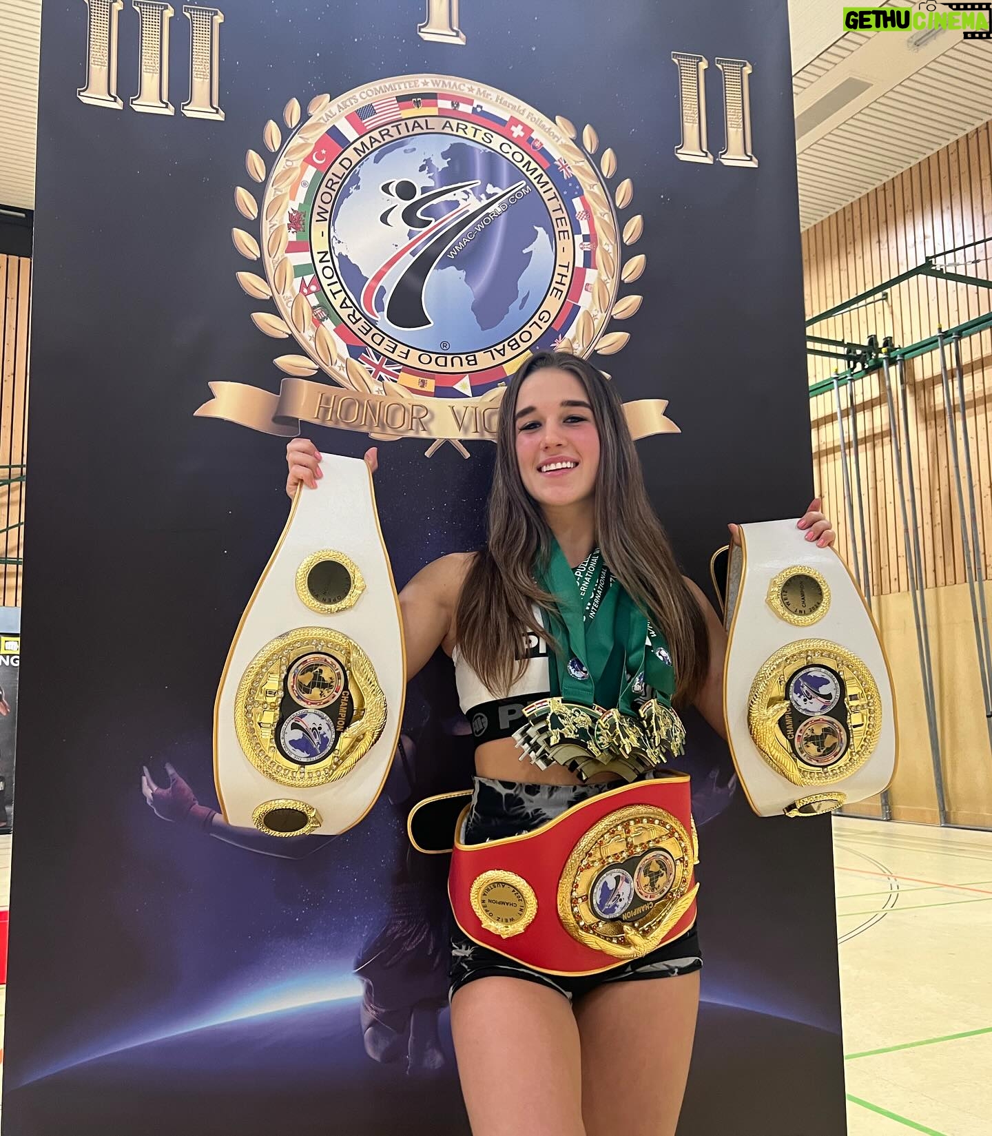 Veronika Zajícová - 3 Likes - Champion @wmacworld 😍
Dneska jsem zápasila na @wmacworld v několika disciplínách, v několika váhových kategoriich se soupeřkami z různých zemí🇮🇹🇩🇪🇦🇹... Získala jsem nejvíce medailí a pásů ze všech bojovníků a proto jsem byla prezidentem Haraldem Folladori WMAC oceněná za výkon a za nejvyšší bodové ohodnocení, jsem dokonce získala černý pás.
Všem mým trenérům sponzorům a lidem kteří mě podporují moc děkuji, bez vás by to nešlo🩷🩷
Jsem moc šťastná🥰
Přidávám pár foteček více tu dát nešlo..
•
•
•
•
#win #wmac #wmac2024 #austria #fight #k1 #kckboxing #boxing #lightcontact #lightkick #orientalboxing #pointfighting #new #experience #happy #fighter #love