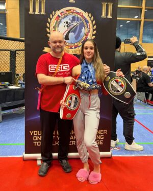 Veronika Zajícová Instagram - 16.3 @wmacworld Německo🇩🇪
 Zápasila jsem asi v  15 kategoriich cca v 20 zápasech. Z toho asi 3 zápasy jsem měla ve váze do 55kg pak jsem zápasila ve váze do 60 do 65 a napsali mě i do 70 ale to byl hardcord😂 .  Zápasila jsem s mistryněmi světa i Evropy. 
Byla to skvělá zkušenost, spousta medailí a první místo celého turnaje wmac. 🥇
•
Děkuji organizátorům @wmacworld za krásný turnaj a všem trenérům za přípravu @ofa_ba @iljaskondric 
Také všem sponzorům a všem mým fakouškům🩷
•
•
•
•
#fighter #mma #fight #kickboxing #wmac #fights #firstplace🥇 #fighting #german #happy #heavyweight
