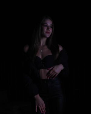 Veronika Zajícová Instagram - 🧸🖤

@timotejsteffek_photography_ 📸
•
•
•
#night #nightphotography #bratislava #friday #babe #model