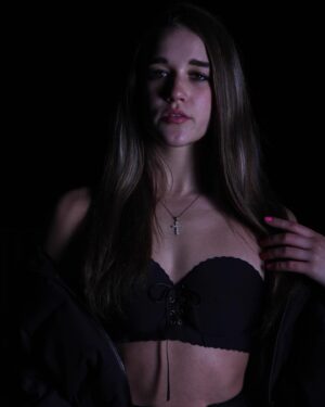 Veronika Zajícová Instagram - 🧸🖤

@timotejsteffek_photography_ 📸
•
•
•
#night #nightphotography #bratislava #friday #babe #model