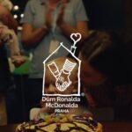 Veronika Arichteva Instagram - Tohle je rodina Horeckých. I ona byla ubytovaná v @dumronaldamcdonalda po dobu léčby jednoho z jejich dvojčátek, které muselo hned po narození na operaci. Dům pomáhá rodinám vážně nemocných dětí, aby mohli být všichni spolu. Už rok! Děkuju všem lidem, co se o DŮM a jeho rodiny starají a pomáhají v těch těžkejch chvílích. A vám všem, co DŮM podporujete.