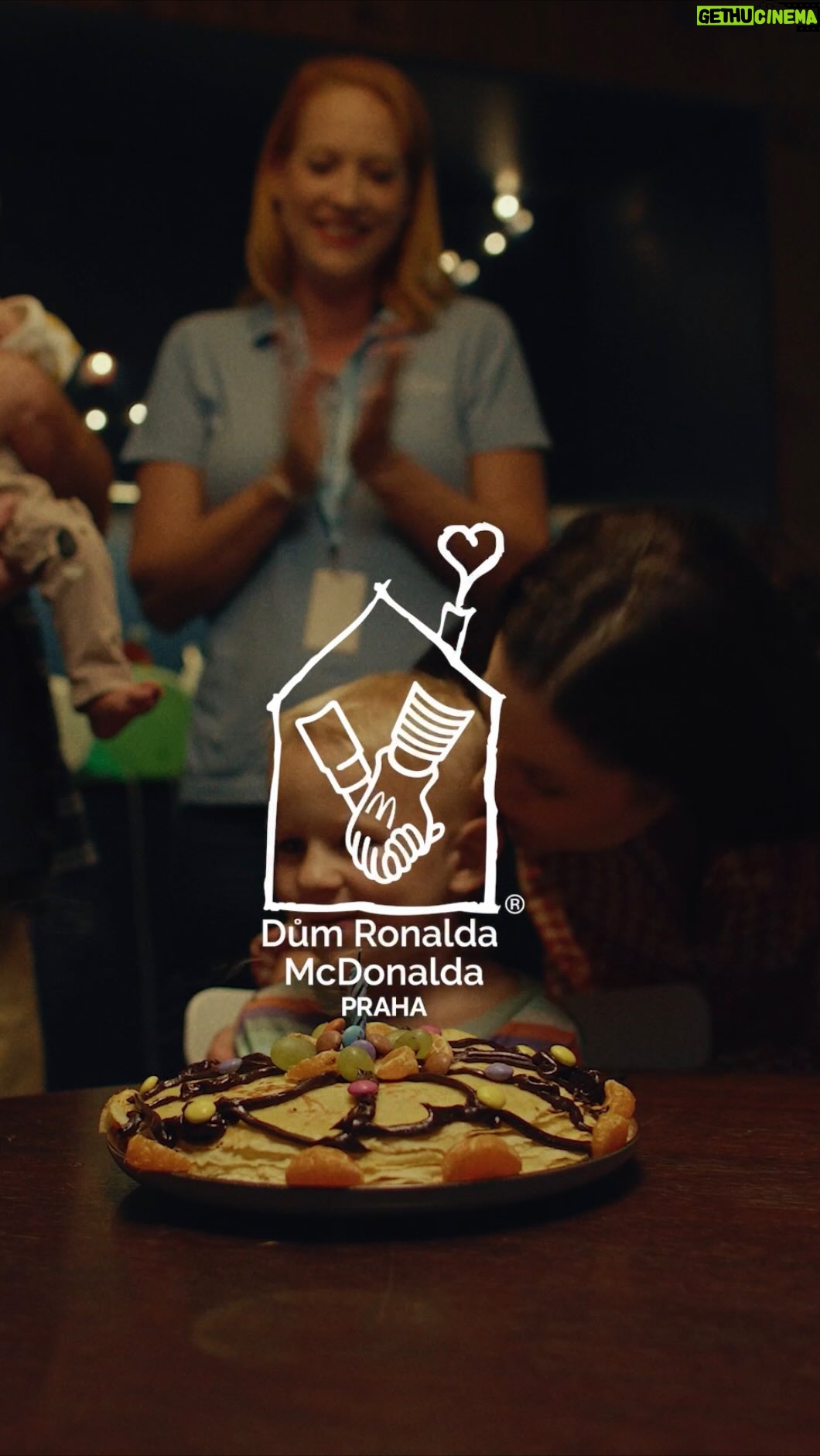 Veronika Arichteva Instagram - Tohle je rodina Horeckých. I ona byla ubytovaná v @dumronaldamcdonalda po dobu léčby jednoho z jejich dvojčátek, které muselo hned po narození na operaci. Dům pomáhá rodinám vážně nemocných dětí, aby mohli být všichni spolu. Už rok! Děkuju všem lidem, co se o DŮM a jeho rodiny starají a pomáhají v těch těžkejch chvílích. A vám všem, co DŮM podporujete.