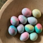 Veronika Arichteva Instagram - Zcela objektivně to nejsou ty nejhezčí vajca, co jsem viděla, ty jsem viděla loni. Ale nestravila sem s tim celej den a ještě zabavila děti. Já si tleskám. #easter #velikonocnipatlani