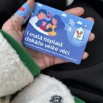 Veronika Arichteva Instagram - Kamarádi, do Štědrýho dne si u @mcdonalds.cz můžete koupit tyhle krásný charitativní náplasti na podporu @dumronaldamcdonalda kterej je v areálu nemocnice Motol pro rodiny vážně nemocných dětí. Stojí 40 Korun. I malá náplast dokáže velký věci. I 40 Korun dokáže velký věci. Za mě super pozornost na vánoční večírky pro bandu kolegů. Děkuju, že s náma pomáháte. Video je od @followbubble