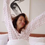 Veronika Arichteva Instagram - Milion důvodů proč být členem Shell ClubSmart? Tak třeba, že tady nesbíráš body jenom kvůli obrandovaný kšiltovce, autíčku pro dítě, případně batůžku, kterej stejně nikdy nehodíš na záda. Tady sbíráš body a máš za to fakt super možnosti jak je využít. Aktuální sleva 2 Kč na litr kvalitního paliva Shell V-Power je samozřejmě příjemný, ale mě víc baví, že body můžeš proměnit za kafe, jídlo, prosecco, slevu na celou útratu, poukazy.. Ale hlavně je i DAROVAT NA DOBROU VĚC pro @kapka_nadeje Prostě si za to nic nevybereš, ale proměníš za peníze, který se připíšou tam, kde jsou opravdu potřeba. Takže až nasbírám balík bodů, tak vim přesně, co s tím udělám. Vyjímečně oželim to Prosecco no. #spoluprace #shell #shellClubSmart Video : @lukaskladnicek