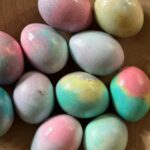 Veronika Arichteva Instagram - Zcela objektivně to nejsou ty nejhezčí vajca, co jsem viděla, ty jsem viděla loni. Ale nestravila sem s tim celej den a ještě zabavila děti. Já si tleskám. #easter #velikonocnipatlani