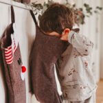 Veronika Arichteva Instagram - Ještě hezčí než v mejch představách… Ten vánoční čas v našem DOMA. Přesně kvůli tomuhle jsem chtěla krb. Velkej krb. Aby tam byly punčochy a živá girlanda, svíčky, prostě všechny ty krásný vánoční kýče. Tak a teď shánět dárky, dopi*e . Krb máme od @krby.style Za girlandu děkuju nejšikovnější @zuzana_iconioo
