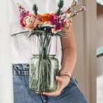 Veronika Arichteva Instagram - Květiny LEGO aneb Jak se proskládat dvěma dny v únoru. Bála jsem se, že tuhle spolupráci budu tvořit po nocích třeba měsíc, ale tak mě to chytlo, že jsem nedělala nic jinýho, než si od rána do noci skládala designovou dekoraci do vily, co neuschne. To je tak skvělý! A tak hezký. Nemohla sem přestat. Klidně bych složila celej záhon. Lukovi, ač nerada, jsem musela svěřit stonky. Ježiš, to byl klid doma. Mohl by s tím na mistrovství. Mám tu 2 krabice LEGO “BOTANICAL COLLECTION” a chci je někomu věnovat, ať se taky zrelaxuje. Takže vyhlašuju SOUTĚŽ : 1. LAJKNI TENHLE PŘÍSPĚVEK 2. OZNAČ DO KOMENTÁŘE NĚKOHO, komu by taková kytka z lásky, která vydrží navždycky, udělala radost (Můžeš dát i víc komentářů a tím pádem označit víc lidí) 18.2. vylosuju 2 VÝHERCE #lego #LegoFlowers #DarujLasku #spoluprace #legobotanicalcollection #designinterier #design DOSOUTĚŽENO