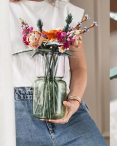 Veronika Arichteva Instagram - Květiny LEGO aneb Jak se proskládat dvěma dny v únoru. Bála jsem se, že tuhle spolupráci budu tvořit po nocích třeba měsíc, ale tak mě to chytlo, že jsem nedělala nic jinýho, než si od rána do noci skládala designovou dekoraci do vily, co neuschne. To je tak skvělý! A tak hezký. Nemohla sem přestat. Klidně bych složila celej záhon. Lukovi, ač nerada, jsem musela svěřit stonky. Ježiš, to byl klid doma. Mohl by s tím na mistrovství. Mám tu 2 krabice LEGO “BOTANICAL COLLECTION” a chci je někomu věnovat, ať se taky zrelaxuje. Takže vyhlašuju SOUTĚŽ : 1. LAJKNI TENHLE PŘÍSPĚVEK 2. OZNAČ DO KOMENTÁŘE NĚKOHO, komu by taková kytka z lásky, která vydrží navždycky, udělala radost (Můžeš dát i víc komentářů a tím pádem označit víc lidí) 18.2. vylosuju 2 VÝHERCE #lego #LegoFlowers #DarujLasku #spoluprace #legobotanicalcollection #designinterier #design DOSOUTĚŽENO